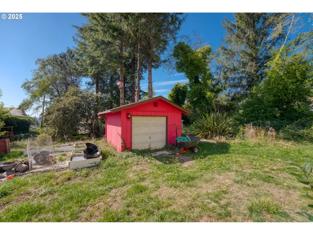 a view of a backyard