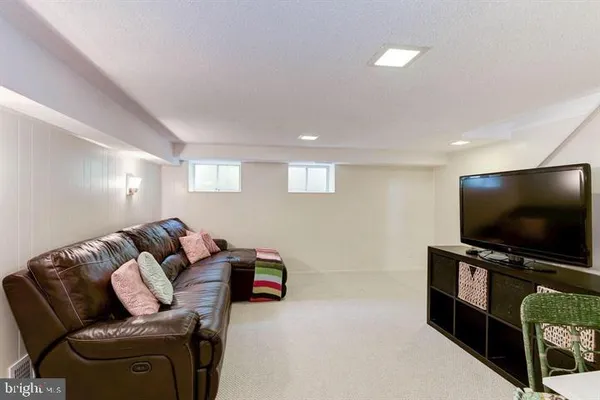 $3,200 | 2886 South Abingdon Street, Arlington, VA 22206