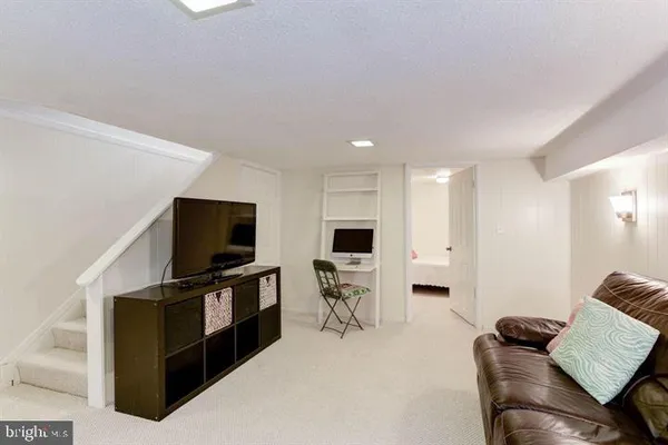 $3,200 | 2886 South Abingdon Street, Arlington, VA 22206