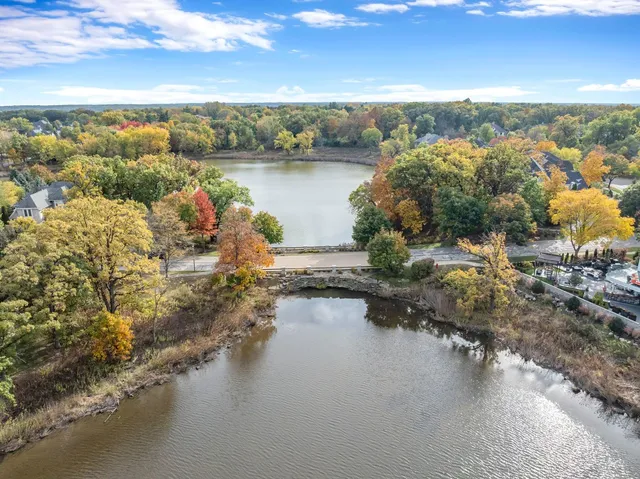 $2,095,000 | 817 Lakeview Lane, Burr Ridge, IL 60527