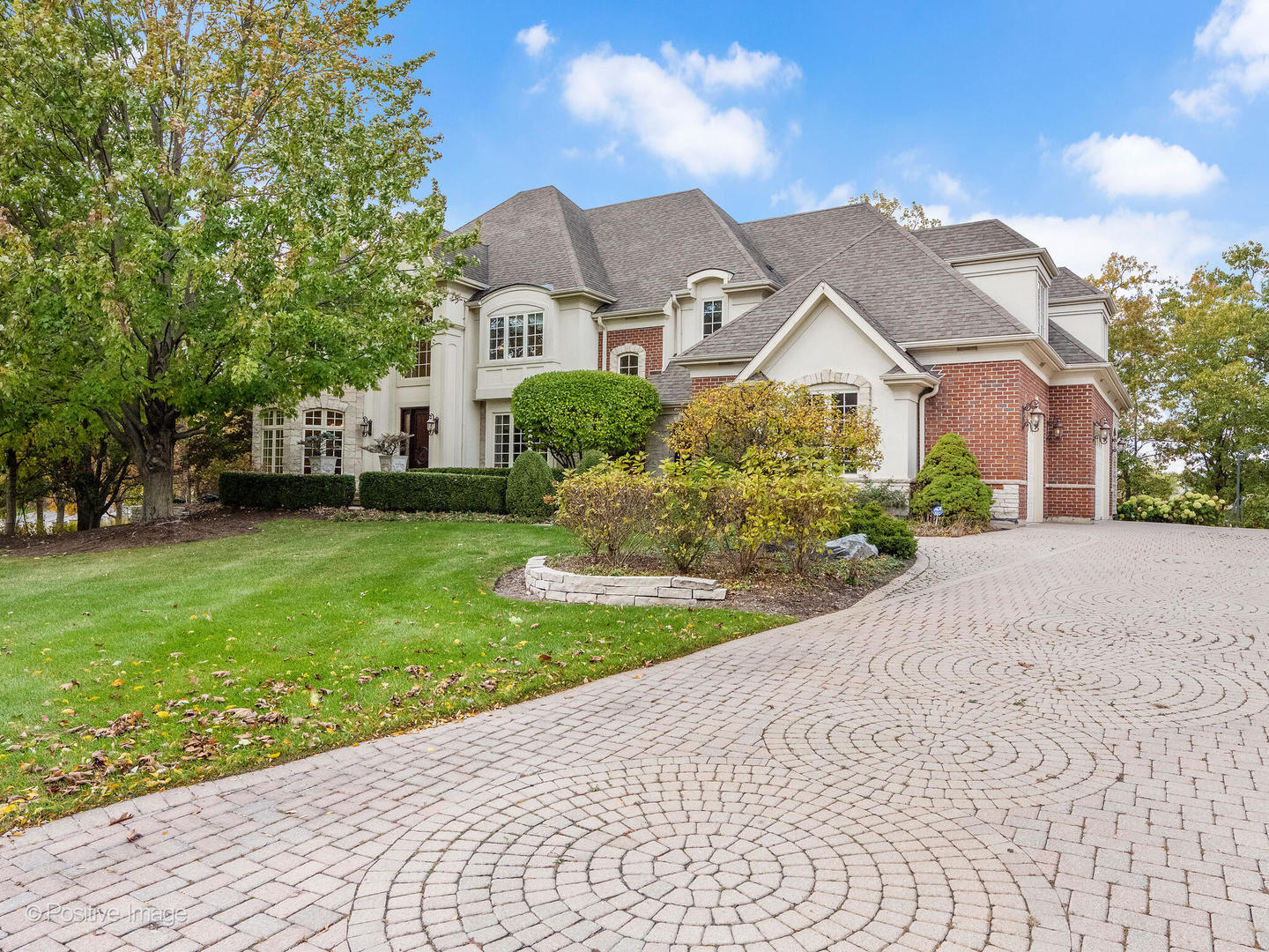 817 Lakeview Lane Burr Ridge, IL 60527 - Photo 7 of 69 a front view of a house with a garden