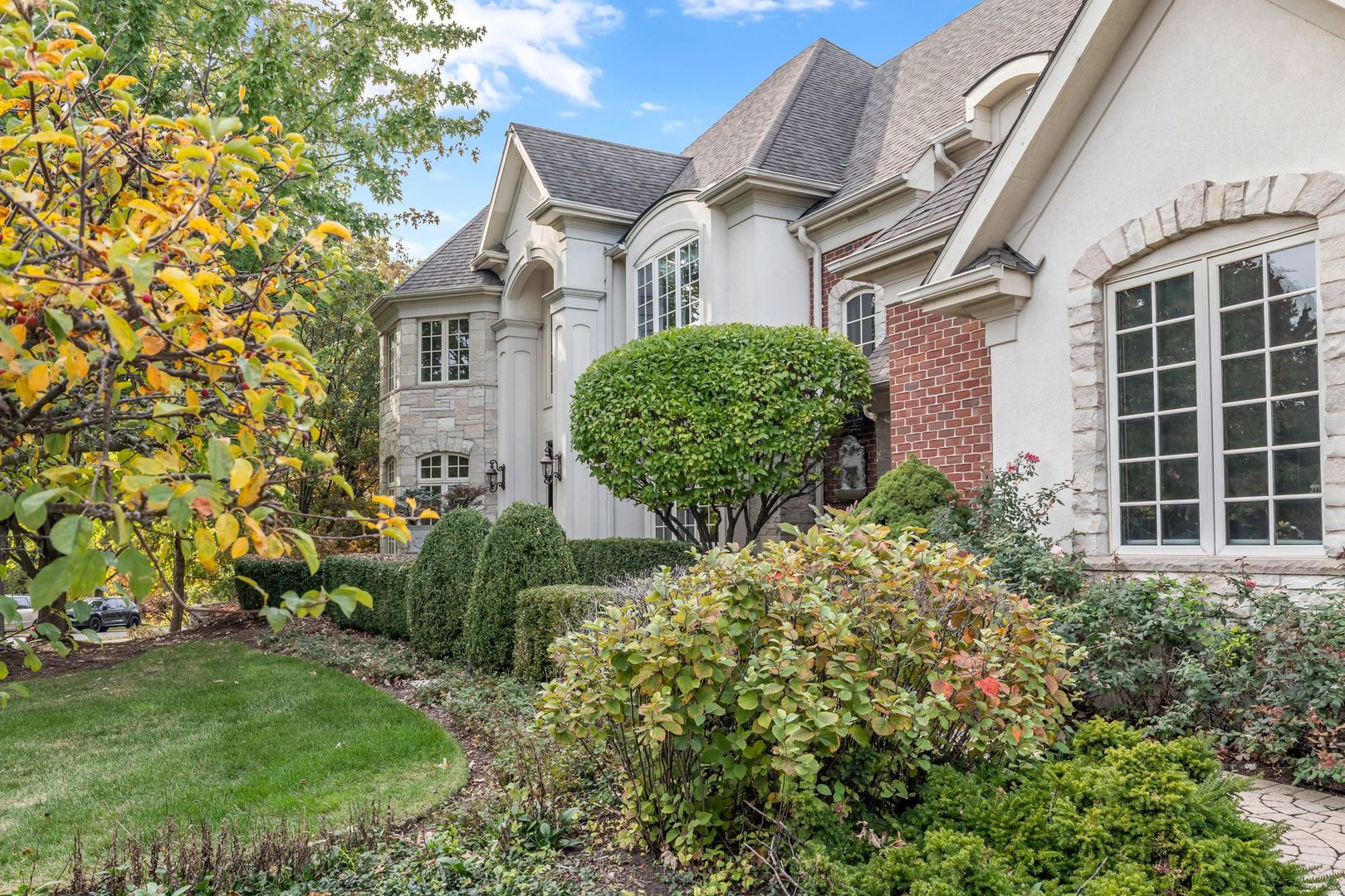 817 Lakeview Lane Burr Ridge, IL 60527 - Photo 10 of 69 a front view of a house with garden