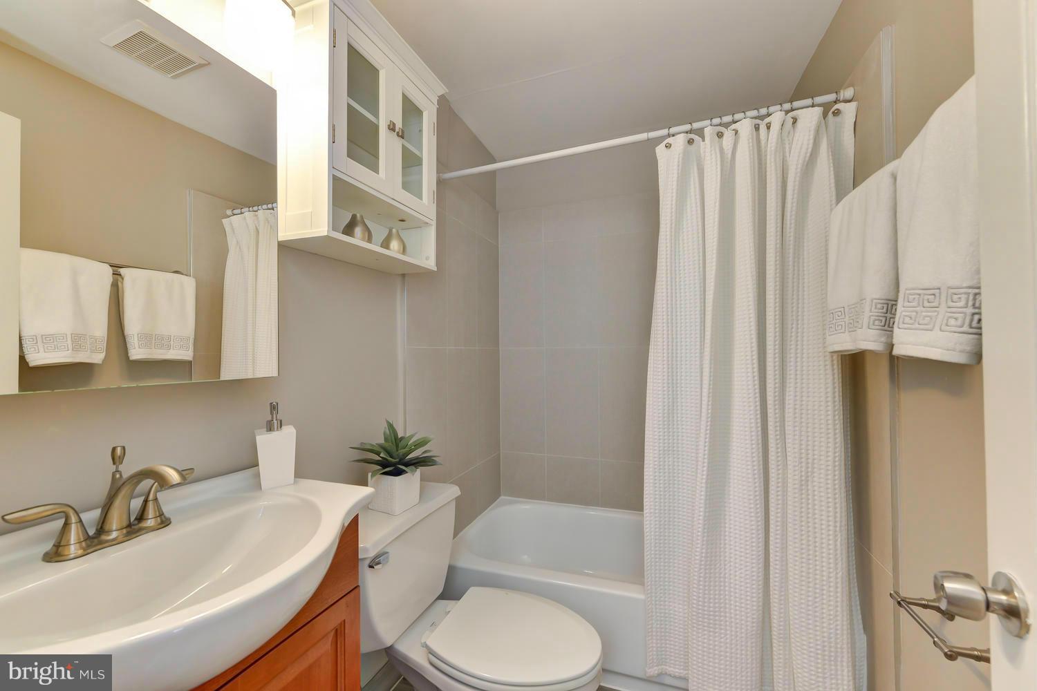1421 Columbia Road Northwest, Unit 101 Washington, DC 20009 - Photo 19 of 29 Interior (General)