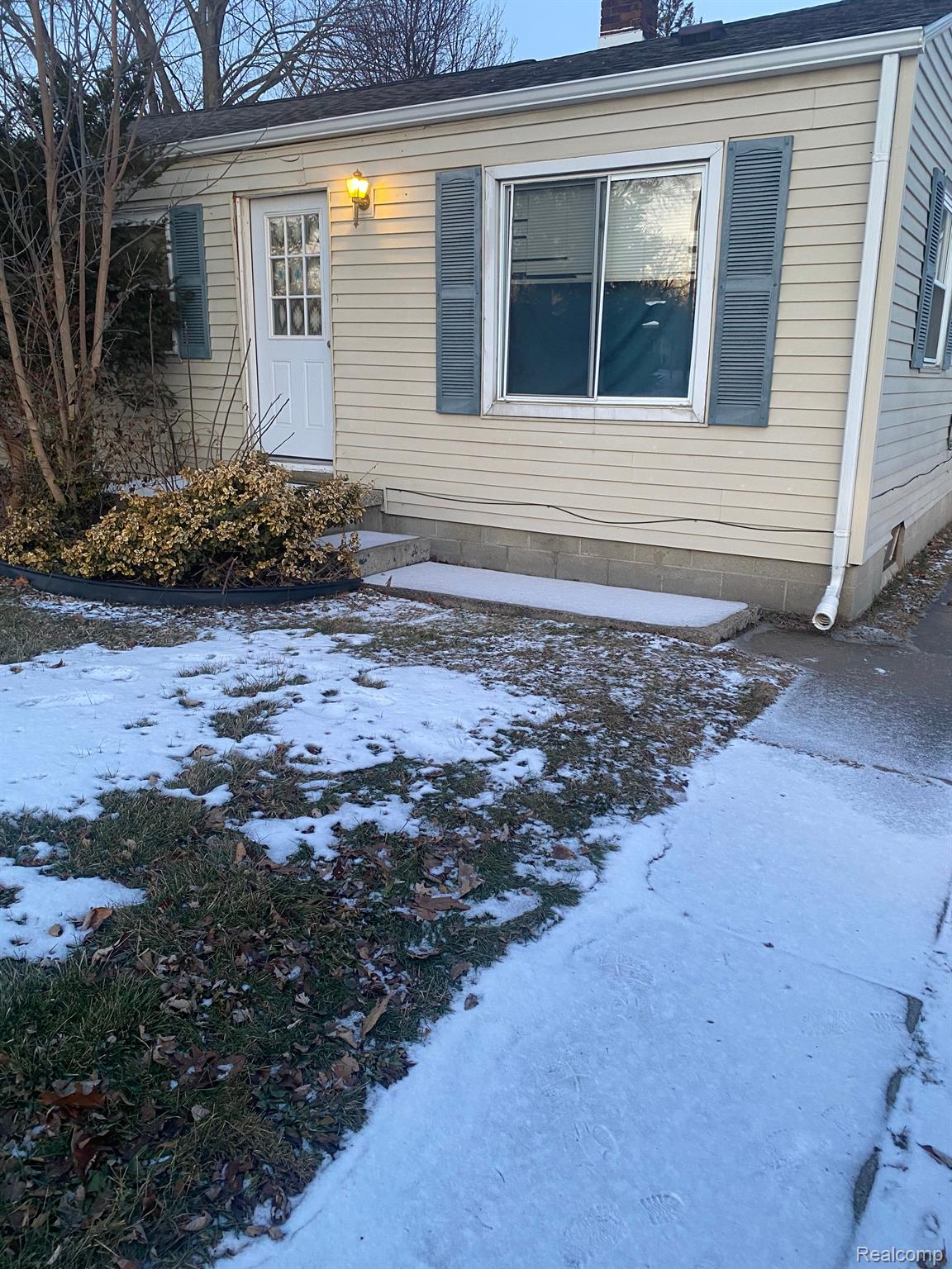 2138 North Center Road Burton, MI 48509 - Photo 1 of 15 Gallery Image 1