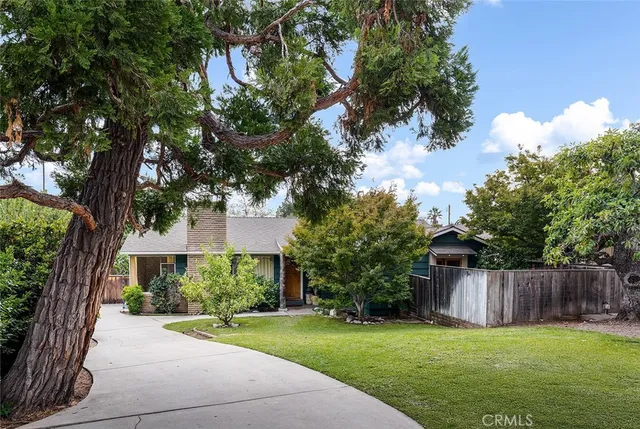 a view of a back yard