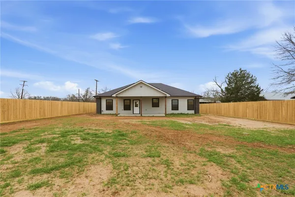$325,000 | 413 East Hamilton Avenue, Rockdale, TX 76567