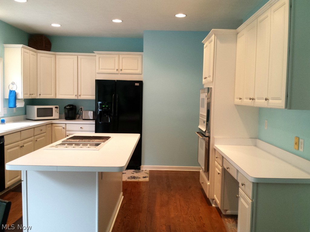 991 Bell Road South Russell, OH 44022 - Photo 10 of 25 Center island kitchen