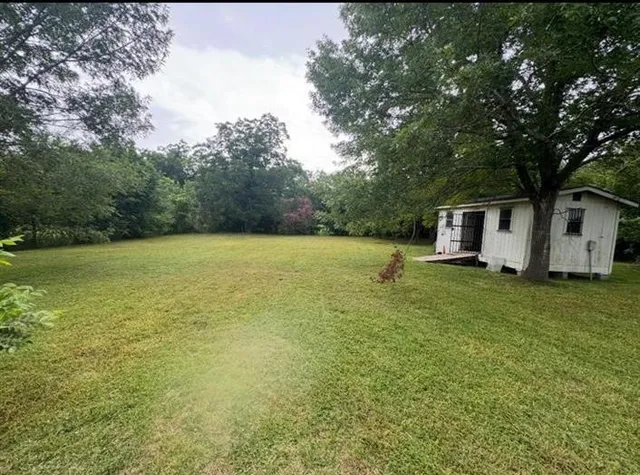 a view of a house with a backyard