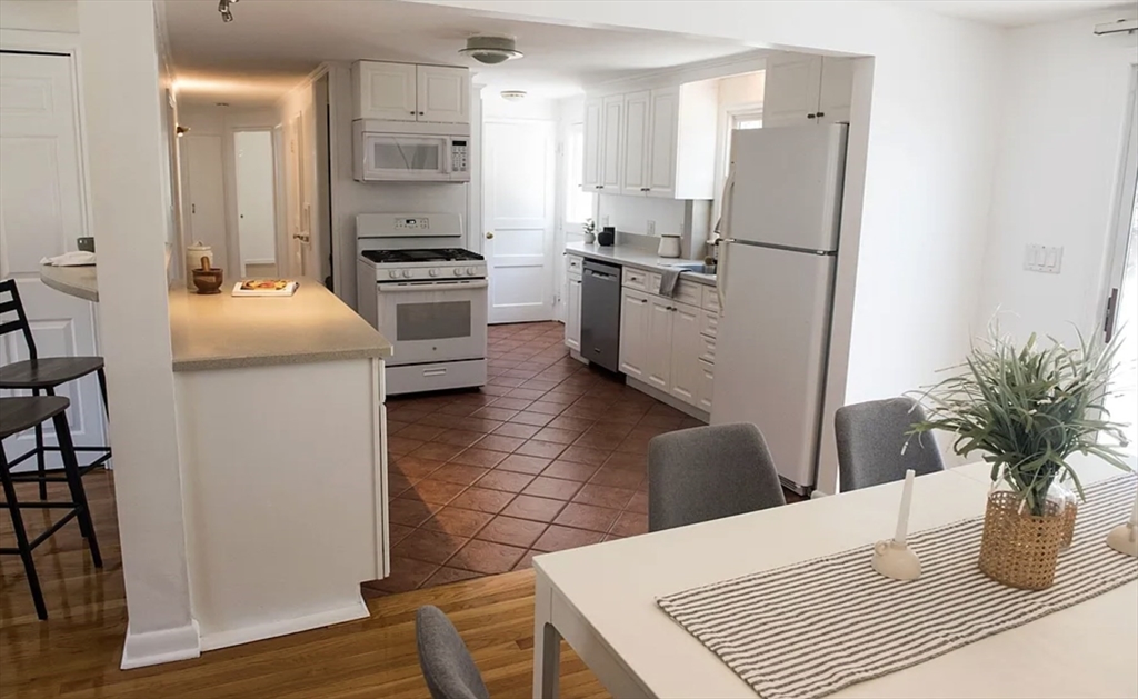 71 Elinor Road Newton, MA 02461 - Photo 5 of 24