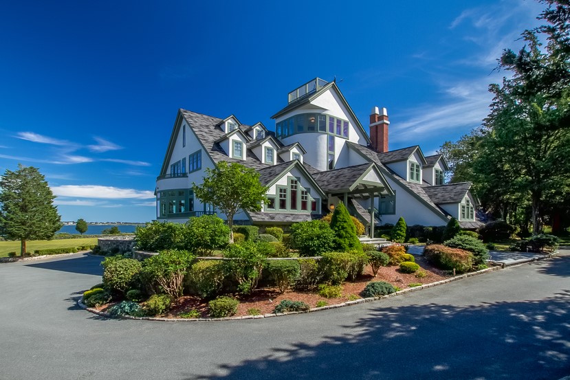 589 Beavertail Road Jamestown, RI 02835 - Photo 3 of 35