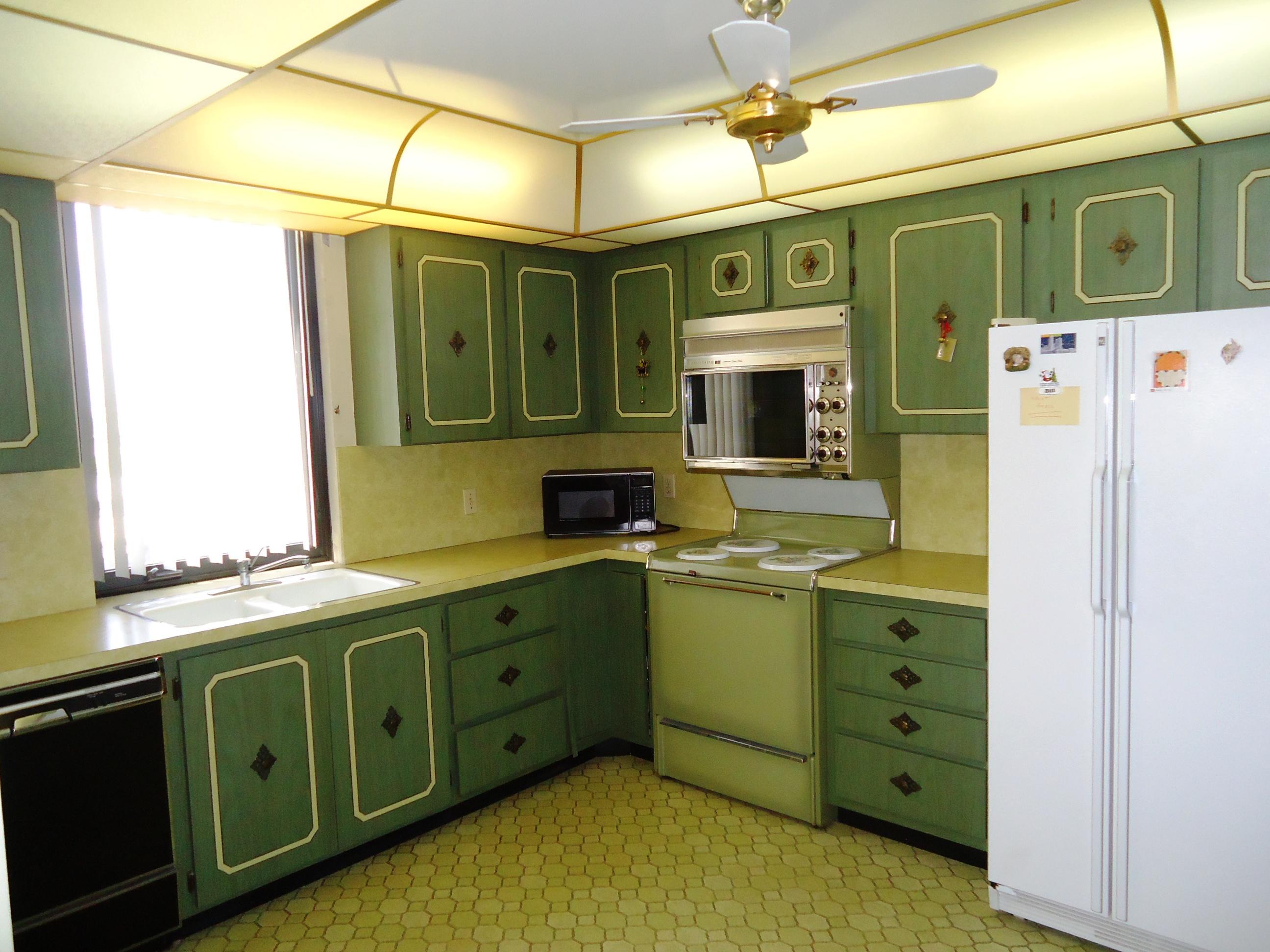 200 South Beach Road, Unit 303 Tequesta, FL 33469 - Photo 12 of 17 KITCHEN