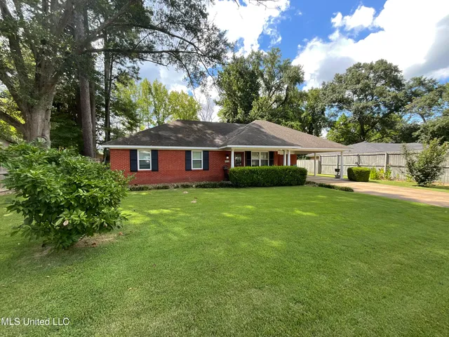 $179,900 | 814 Windsor Road, Grenada, MS 38901