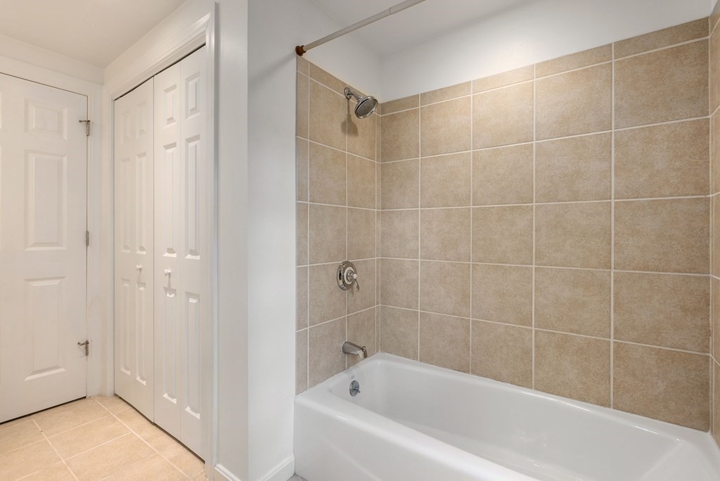 79 Jericho Road, Unit 79 Weston, MA 02493 - Photo 13 of 16 a bathroom with a bathtub