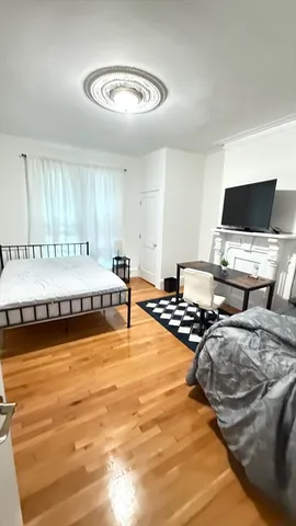 a bedroom with two bed and a flat screen tv
