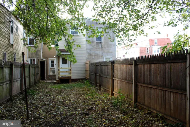 a view of a backyard with pathway