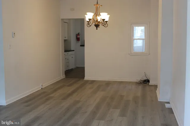 a view of a chandelier in big room and chandelier