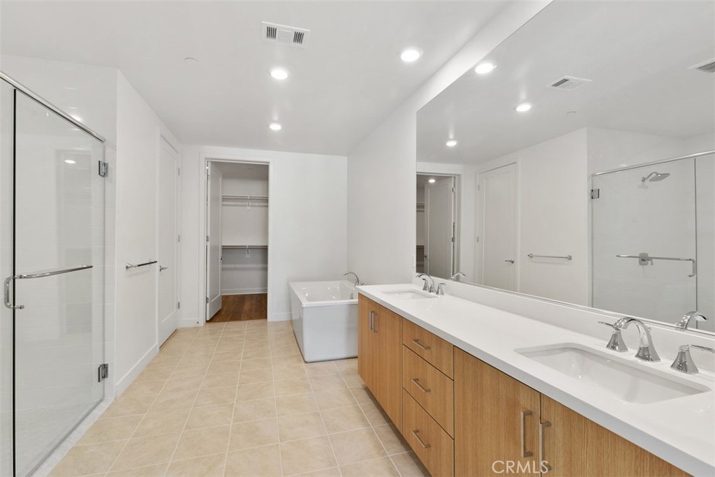 1407 Rivington Irvine, CA 92612 - Photo 17 of 34 Primary Bathroom