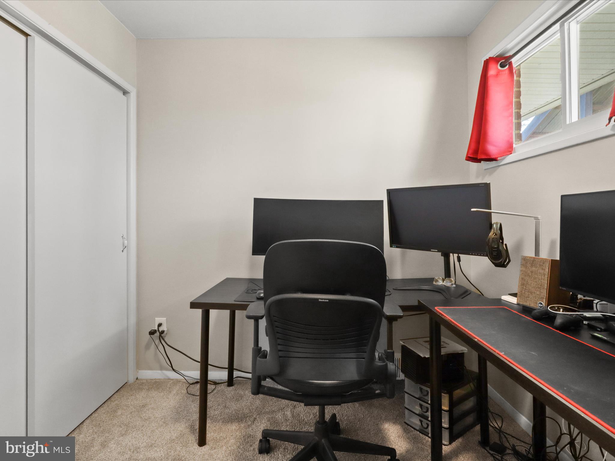 5908 Hanover Avenue Springfield, VA 22150 - Photo 24 of 32 a workspace with furniture and lamp