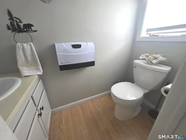 $1,459,000 | 18 North Lake Shore Drive, Brookfield, CT 06804