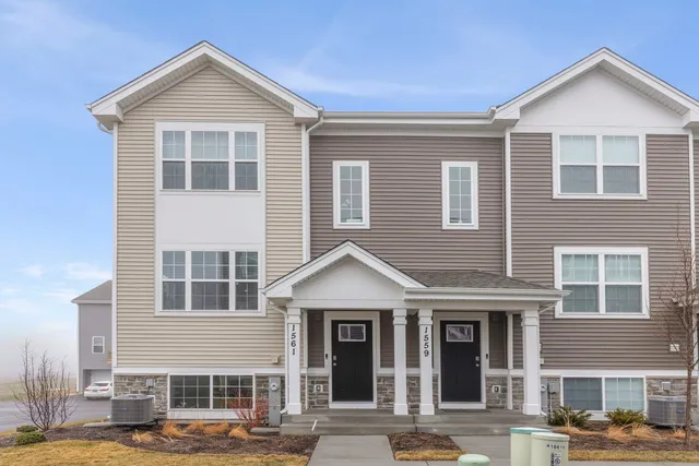 $2,600 | 1561 Sequoia Way, Pingree Grove, IL 60140