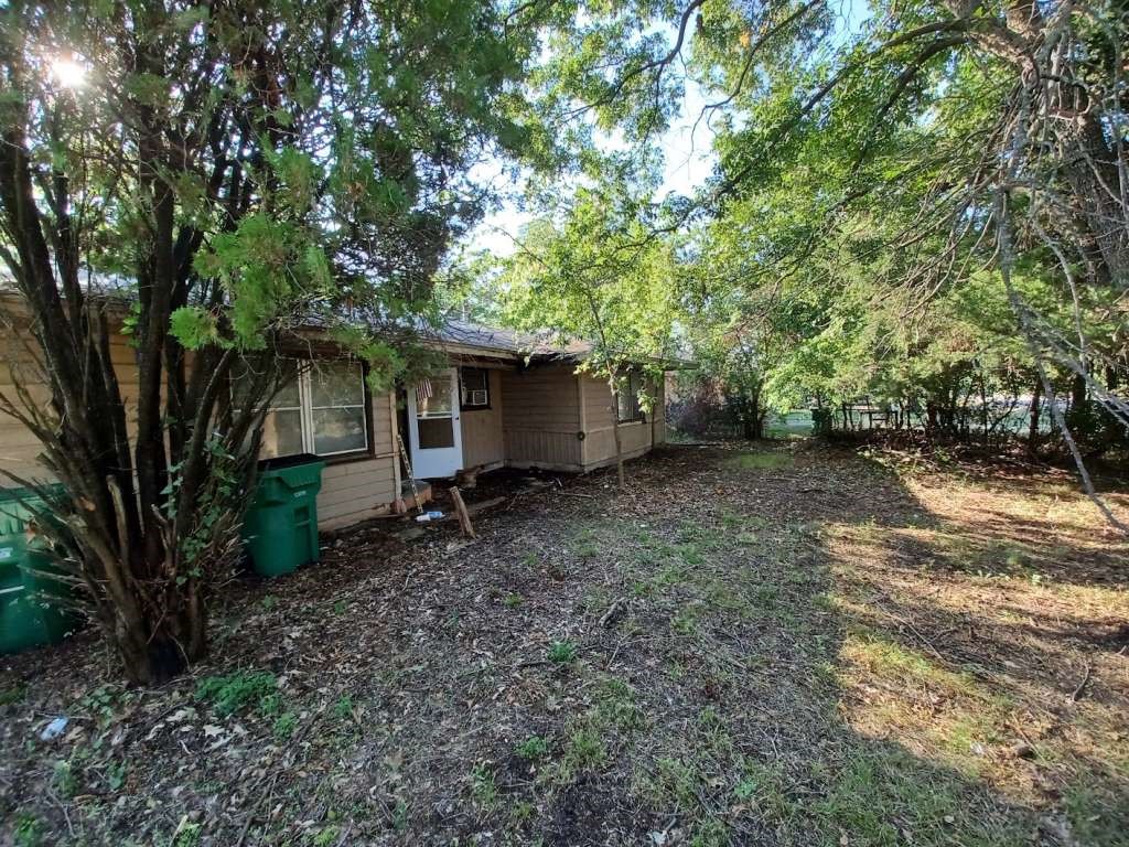 a view of a house with a backyard