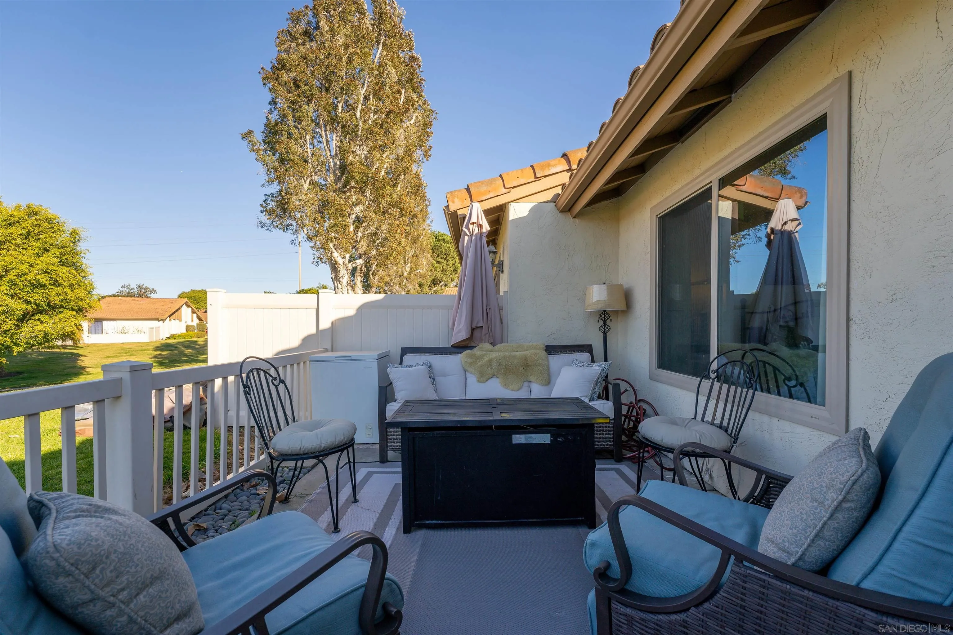 346 Abington Road Encinitas, CA 92024 - Photo 25 of 33 a outdoor living space with patio furniture