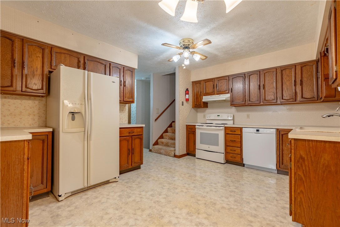 5535 Veldon Circle Northeast Canton, OH 44721 - Photo 10 of 41 Eat-in kitchen.