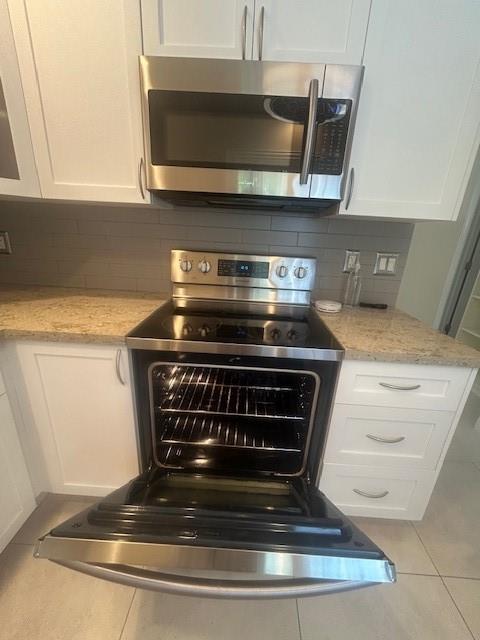 2821 Southeast 5th Circle Boynton Beach, FL 33435 - Photo 15 of 38 a stove top oven sitting inside of a kitchen