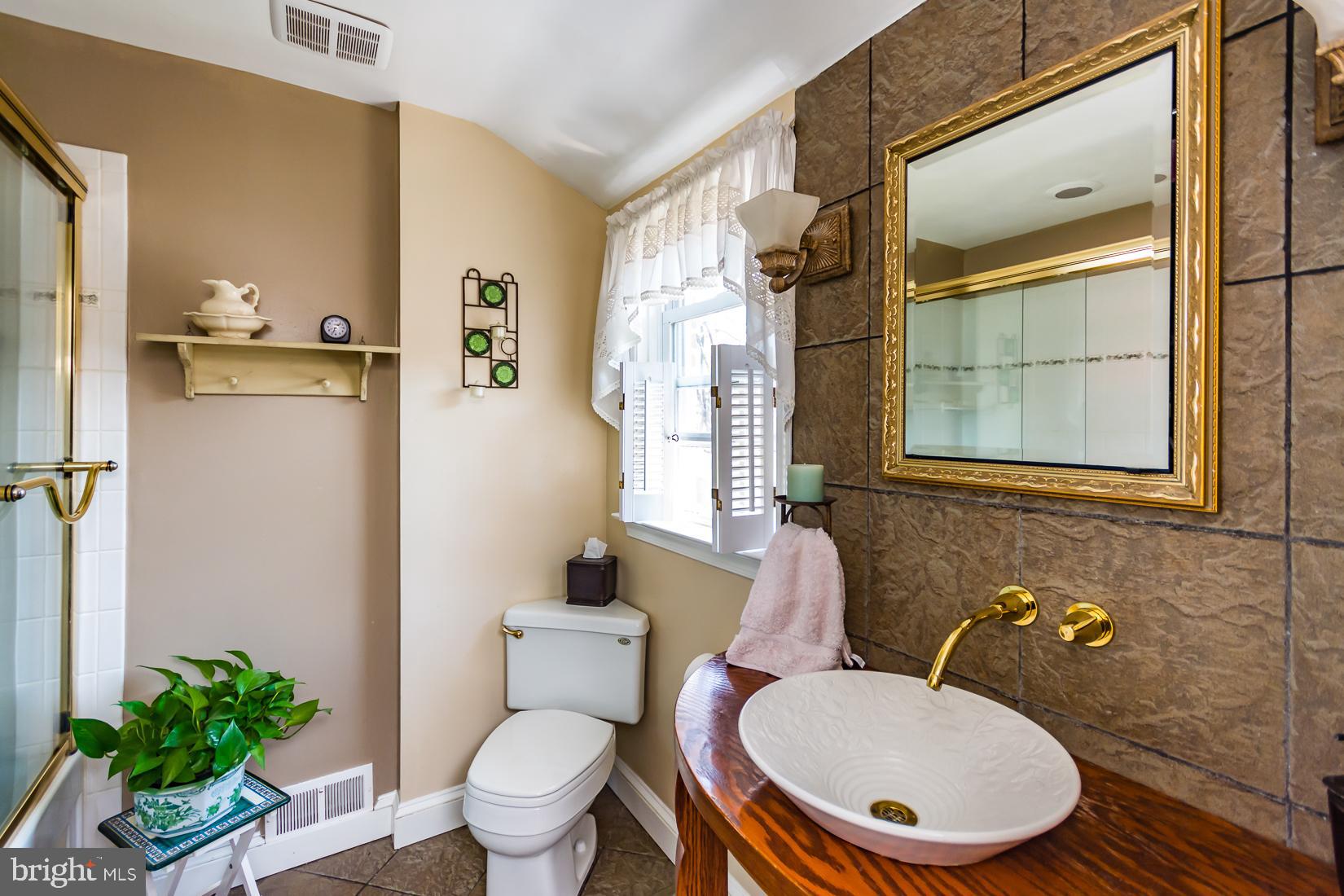 679 Andrew Road Springfield, PA 19064 - Photo 9 of 18 Full Bathroom