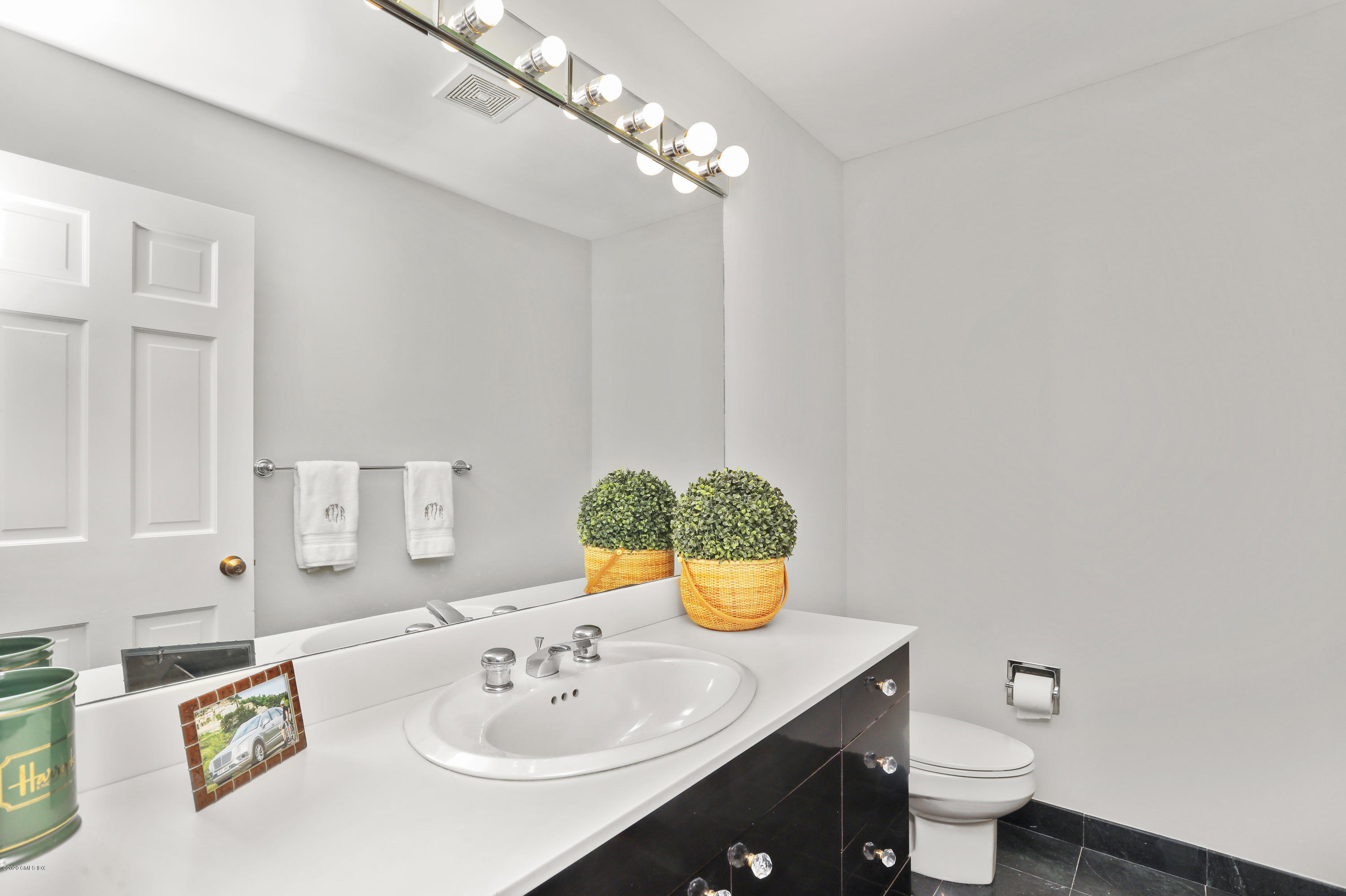 20 Harkim Road Greenwich, CT 06831 - Photo 12 of 29 019-014-016-4200x2799-300dpi