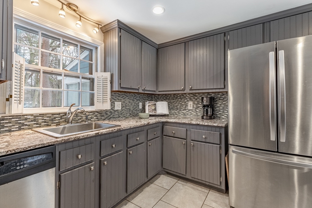 28 Cathy Road Chelmsford, MA 01824 - Photo 4 of 33 Gallery Image 4
