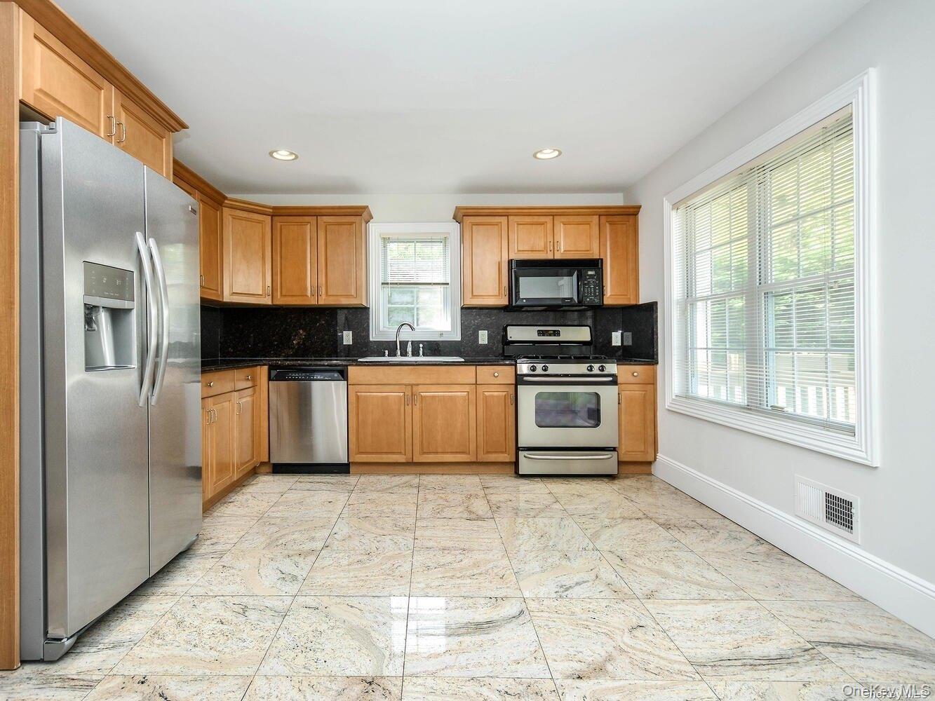 51 Inwood Road, Unit B Port Washington, NY 11050 - Photo 10 of 33