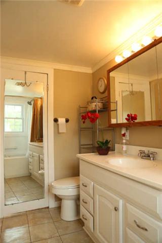 25 Sykes Road Hickman, TN 38567 - Photo 9 of 20 Bathroom includes a tub/shower combo.