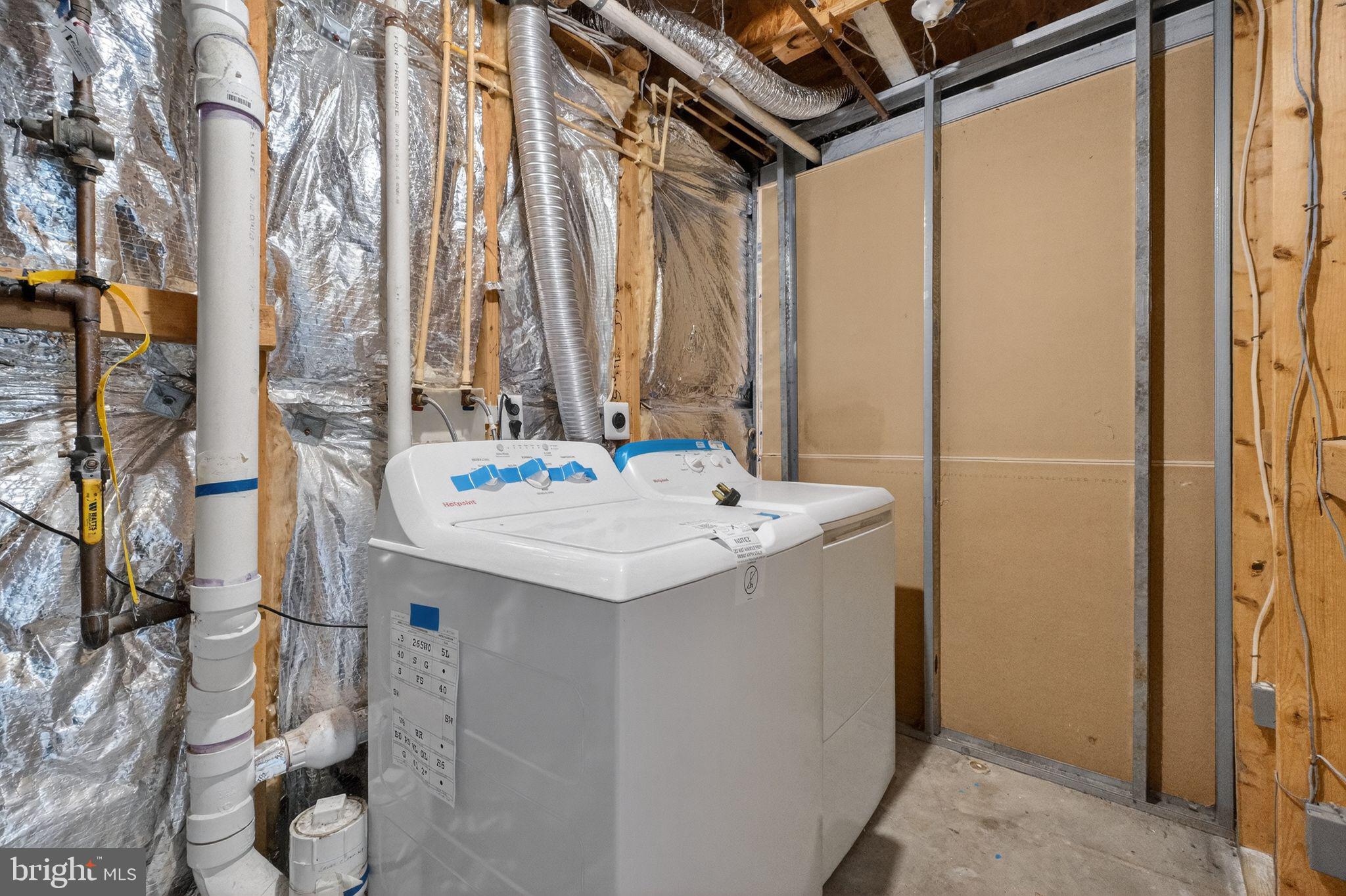 2116 Amber Way Baltimore, MD 21244 - Photo 17 of 22 a bathroom with a sink and mirror with bathtub