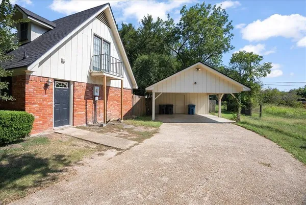 a view of a house with backyard and a garden
