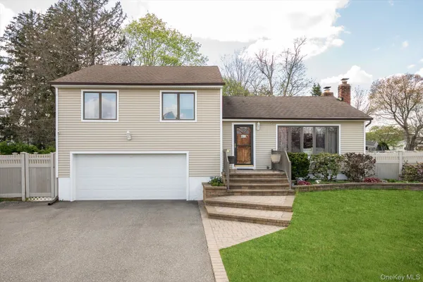 $989,000 | 29 Audley Circle, Plainview, NY 11803