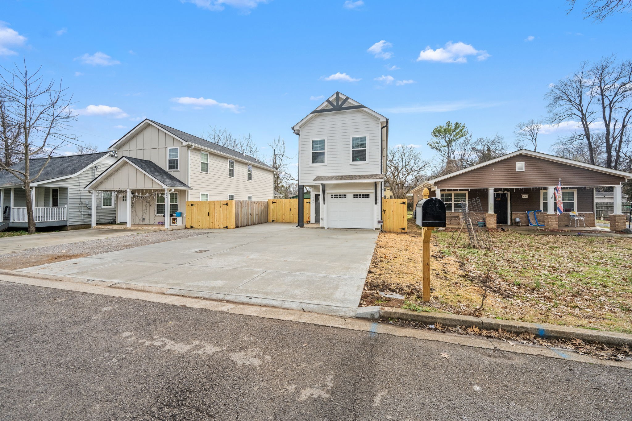 454 East State Street Murfreesboro, TN 37130 - Photo 2 of 41 a front view of a house with garden
