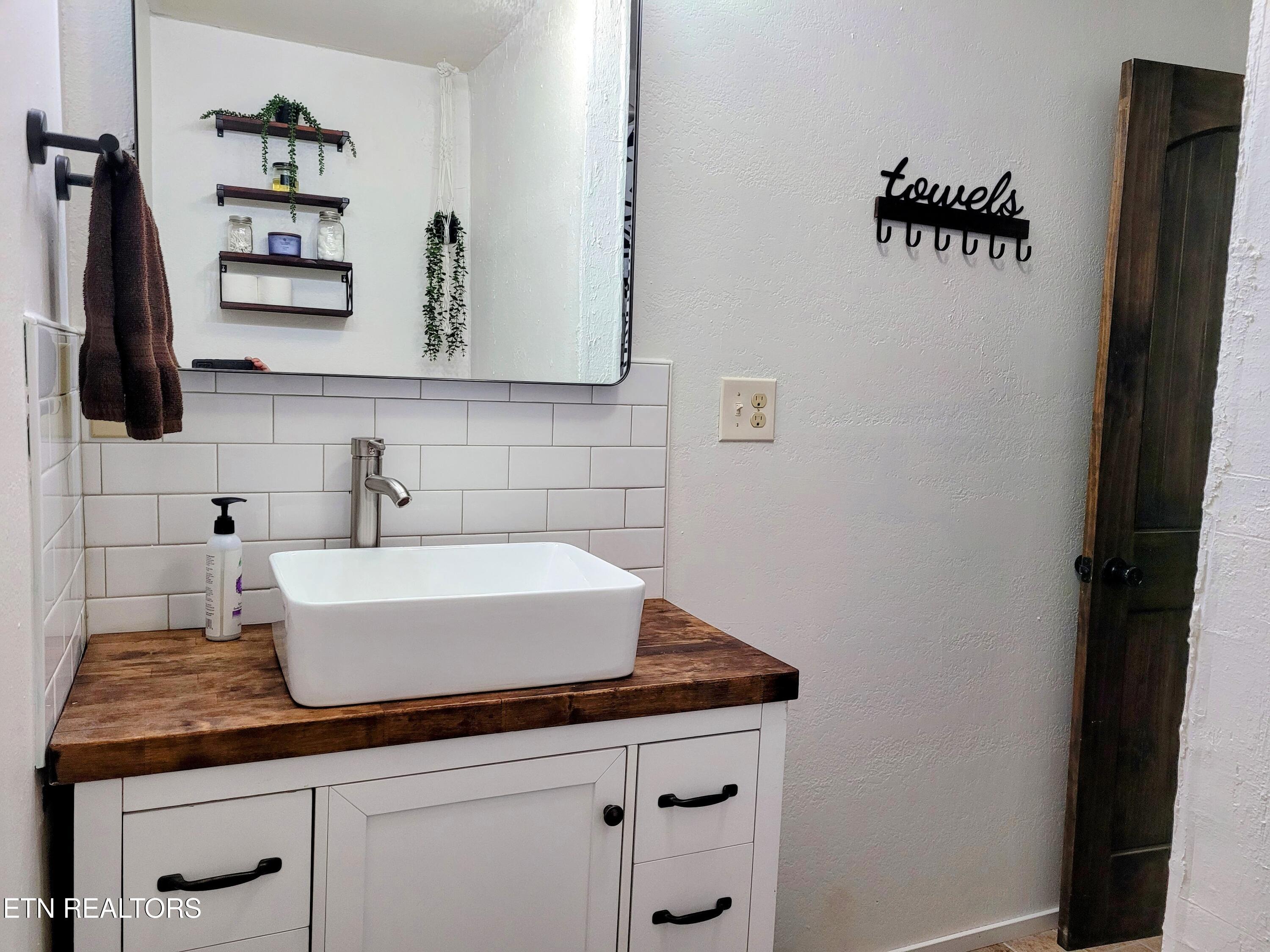 645 Lynn Rothwell Road Pikeville, TN 37367 - Photo 6 of 25 20240812_204813-EDIT
