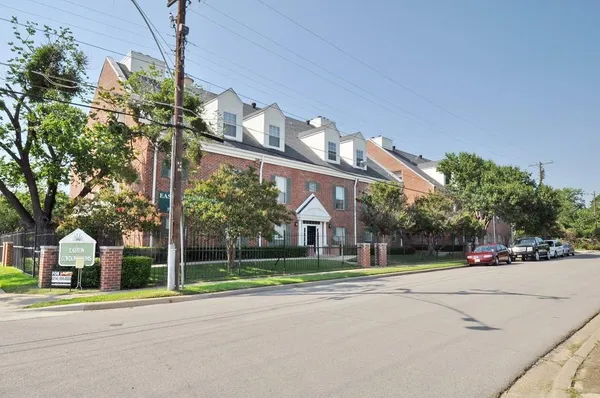 a road view along with residential houses