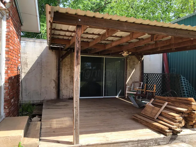 a view of a backyard