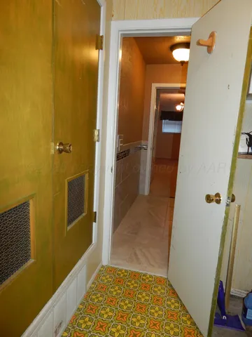 a view of a chandelier in big room and chandelier