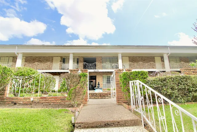a view of a house with backyard and porch