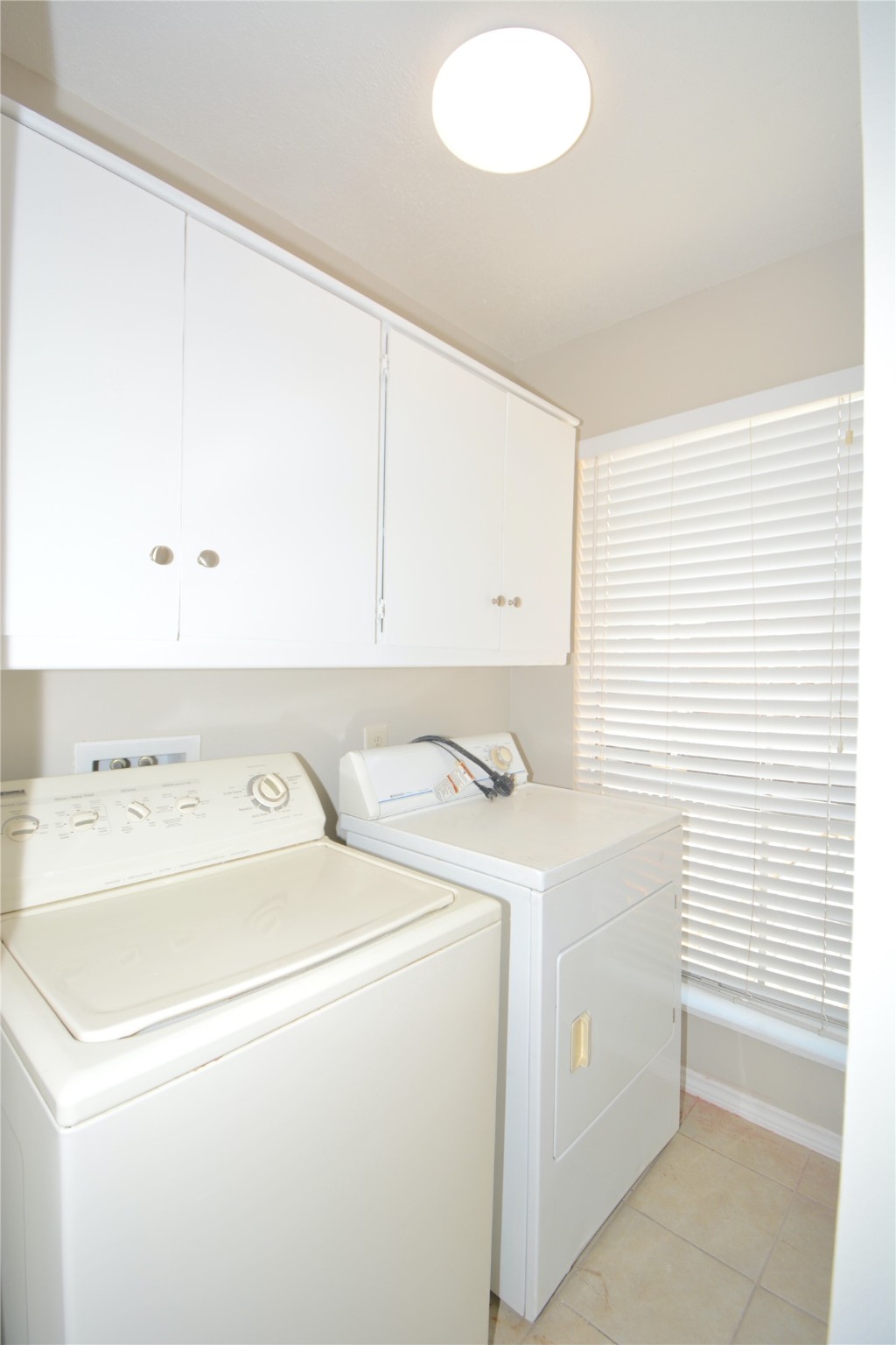 2121 Fountain View Drive, Unit 18 Houston, TX 77057 - Photo 11 of 13 a utility room with dryer and washer
