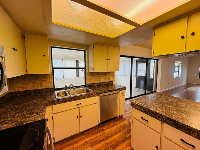 $2,200 | 8992 Hernando Way, Weeki Wachee, FL 34613