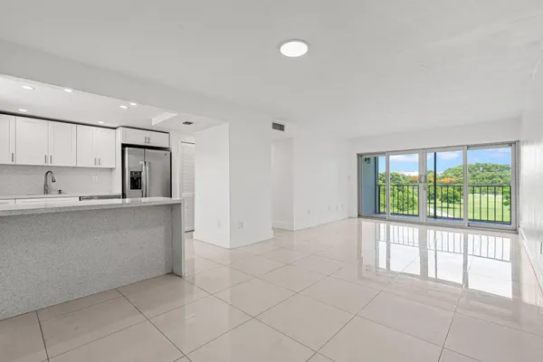 $2,400 | 9170 Fontainebleau Boulevard, Unit 301, Miami, FL 33172
