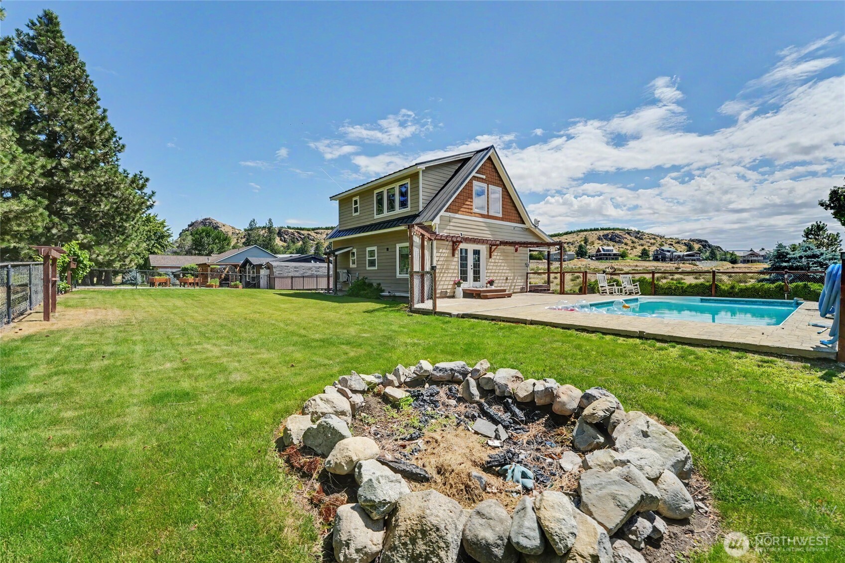 93 Golf Course Drive Pateros, WA 98846 - Photo 28 of 34 a front view of a house with garden