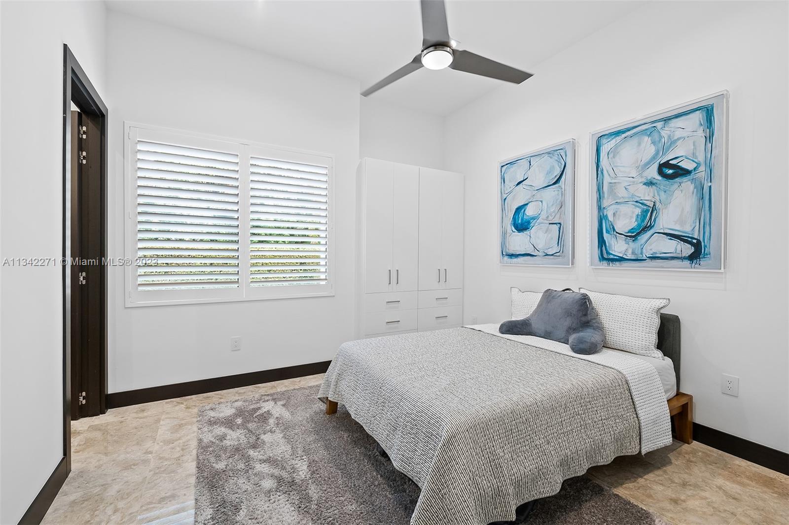 2610 Oak Park Drive Davie, FL 33325 - Photo 29 of 60 a bedroom with a bed and a painting on the wall