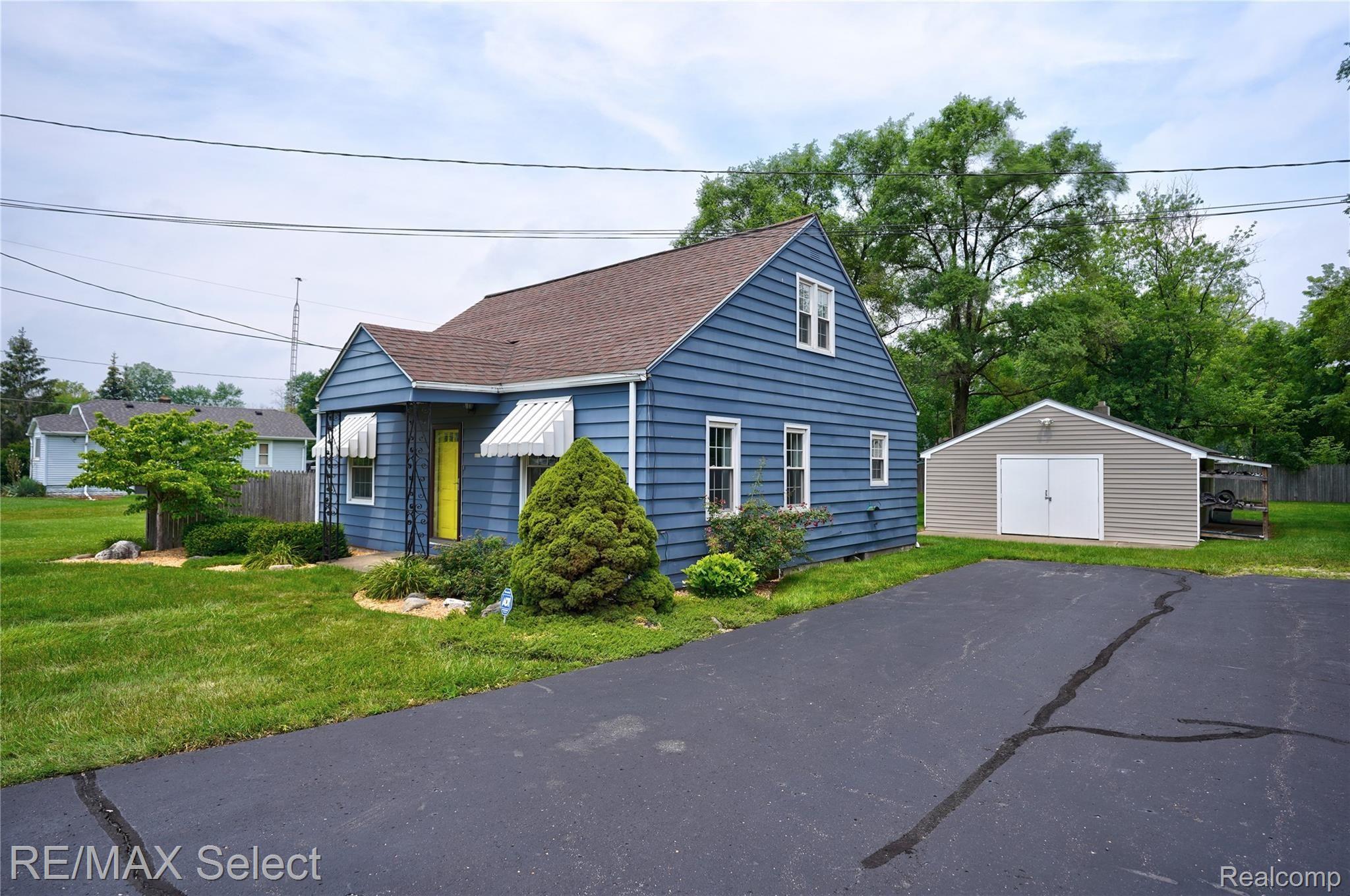 5317 Lapeer Road Burton, MI 48509 - Photo 3 of 39 5317 and 5319 Lapeer Rd 13.jpg