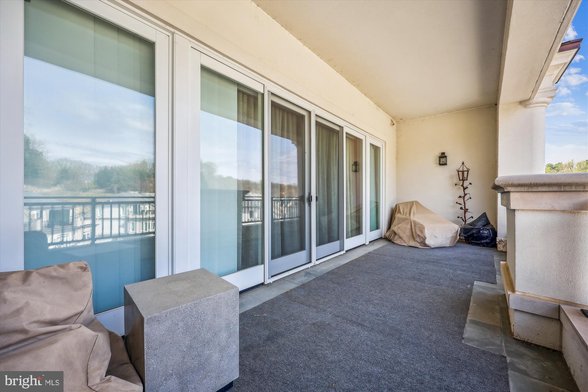 8121 River Road, Unit 451 Bethesda, MD 20817 - Photo 22 of 94 a living room with furniture and a window