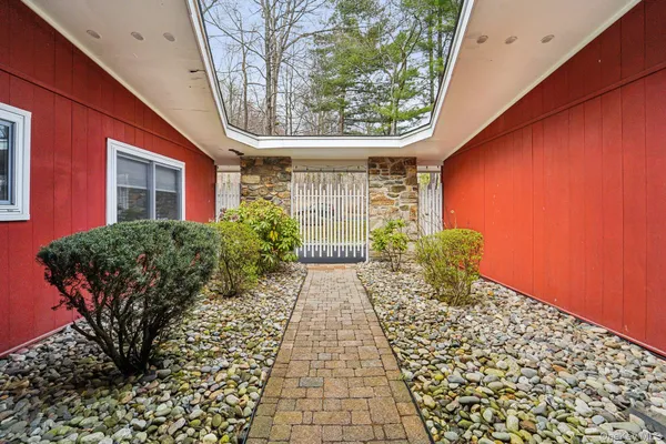 $925,000 | 18 Tamarack Lane, Pomona, NY 10970